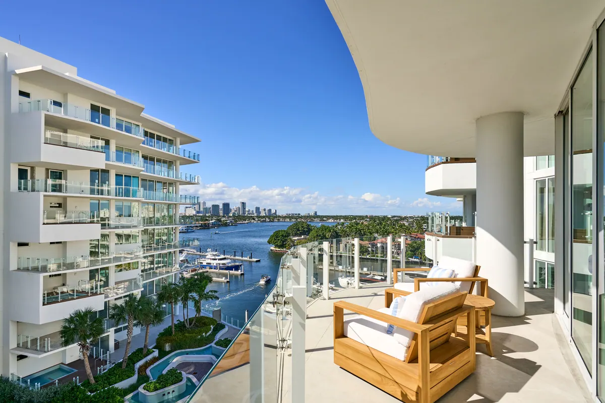 Curved Azul terrace overlooking the marina and Intracoastal